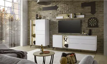 Weiße Wohnwand mit TV und Vitrine vor Backsteinwand im Loft.